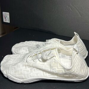 NWOT. Barefoot Footwear Sneakers. Size women 41.SH122